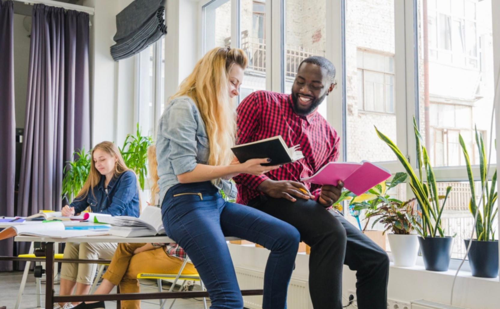 Teilnehmer diskutieren Finanzthemen in kleiner Gruppe