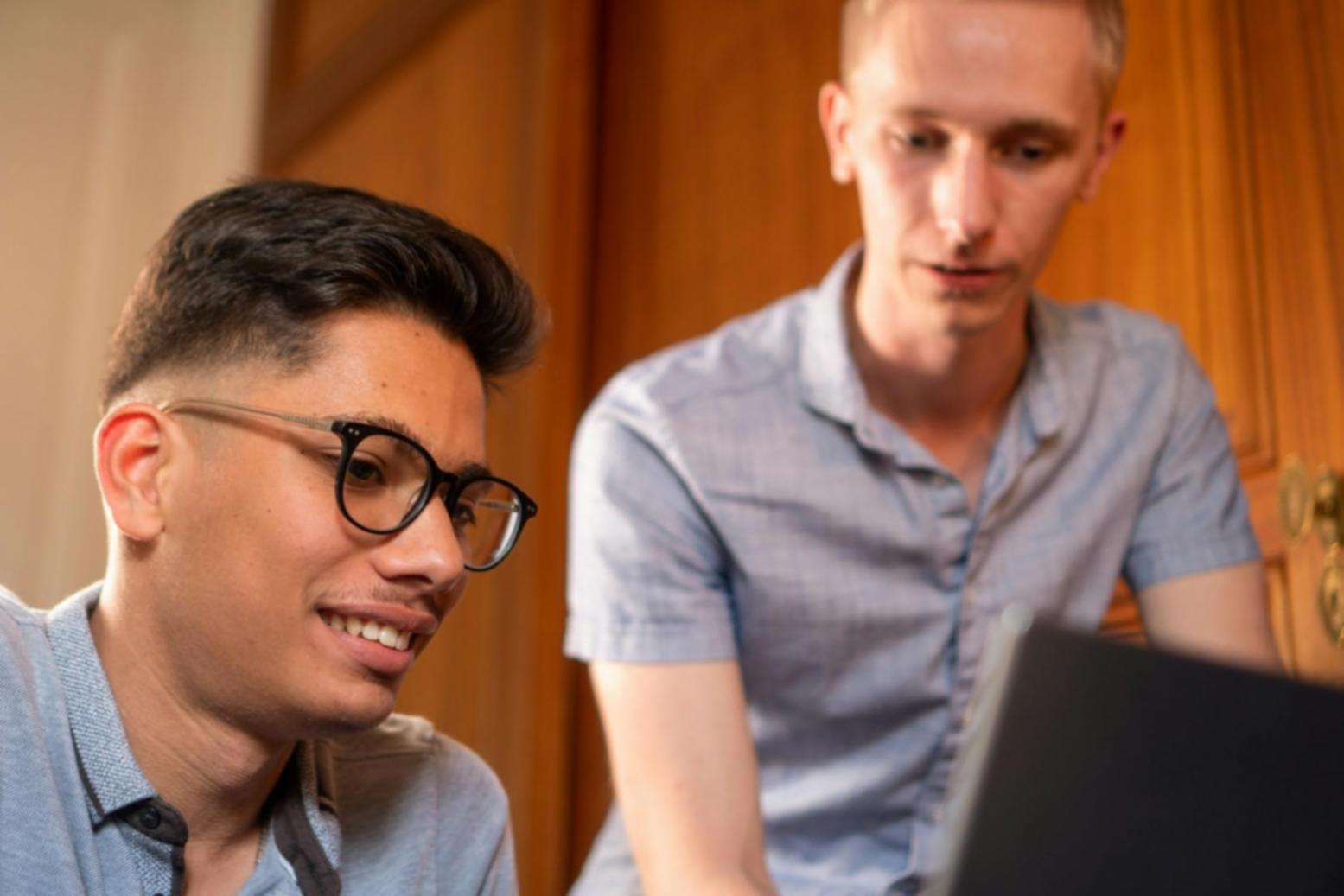 Familie plant gemeinsam Finanzen am Küchentisch